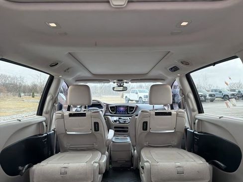 Used 2017 Chrysler Pacifica Limited image 16