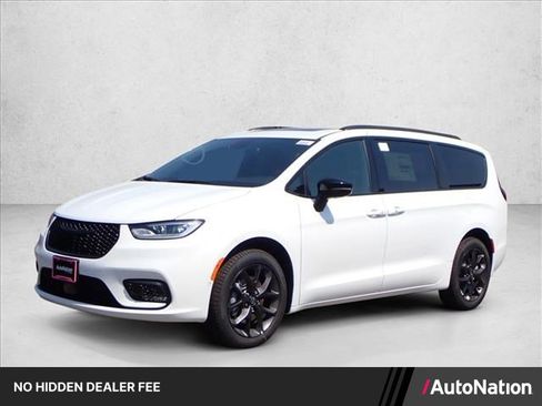 New 2026 Chrysler Pacifica Limited w/ Uconnect Theater Family Group AWD/4WD image 1