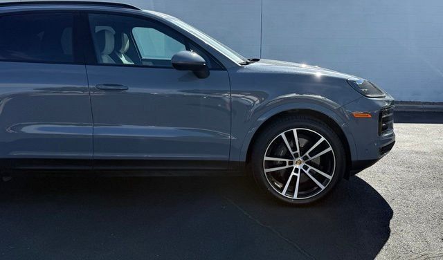 Used 2024 Porsche Cayenne AWD/4WD image 9