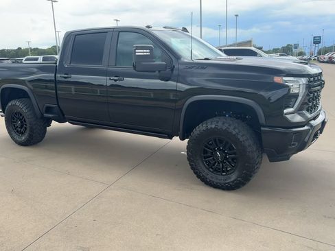 Used 2024 Chevrolet Silverado 2500 ZR2 w/ Technology Package AWD/4WD image 3