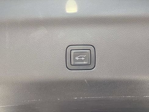 Used 2023 Chevrolet Tahoe Z71 w/ Luxury Package AWD/4WD image 32