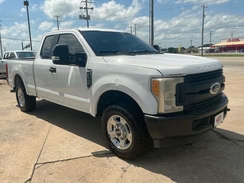 Used 2017 Ford F250 XL w/ Power Equipment Group RWD image 4
