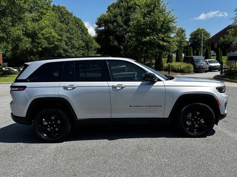 Used 2024 Jeep Grand Cherokee Limited w/ Luxury Tech Group II AWD/4WD image 9