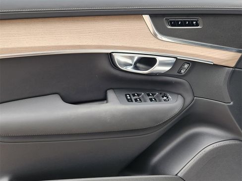 Used 2025 Volvo XC90 B6 Plus image 3