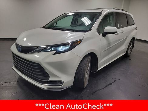 Used 2024 Toyota Sienna XLE w/ XLE Plus Package image 4