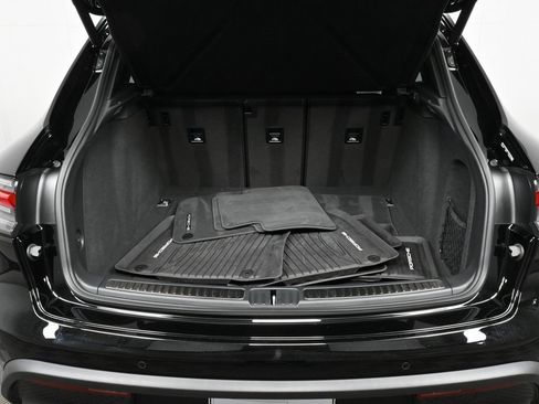 Certified 2025 Porsche Macan image 24