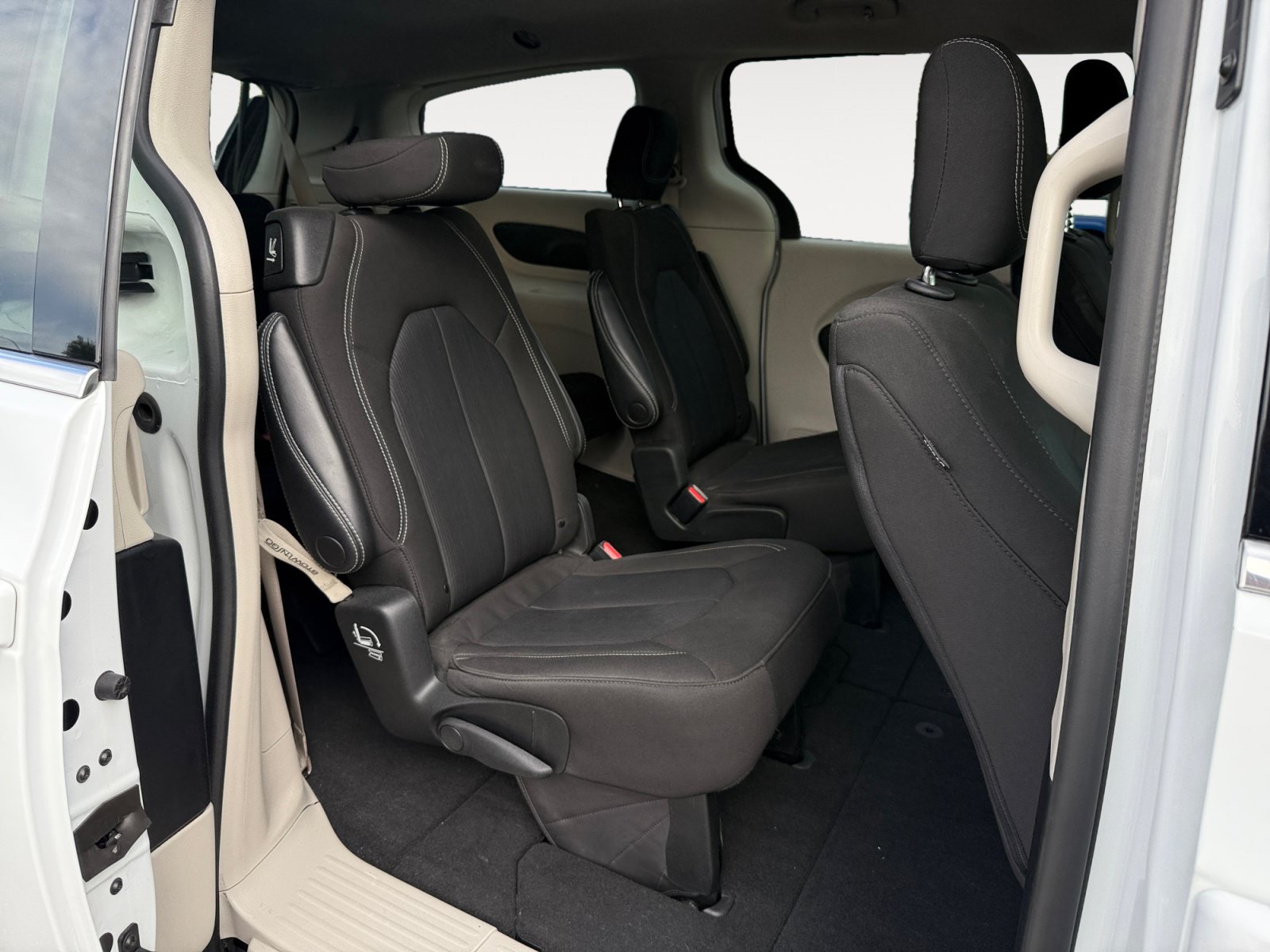 Used 2022 Chrysler Voyager LX FWD image 18