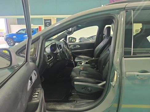 Used 2020 Chrysler Pacifica Touring-L Plus FWD image 12