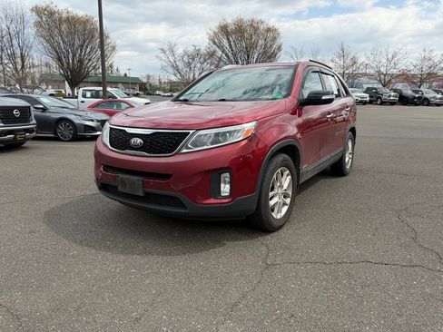 Used 2014 Kia Sorento LX image 3