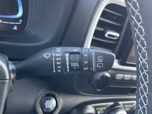 Used 2024 Hyundai Venue Limited image 21