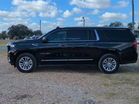 Used 2022 GMC Yukon XL SLT w/ SLT Premium Package image 5