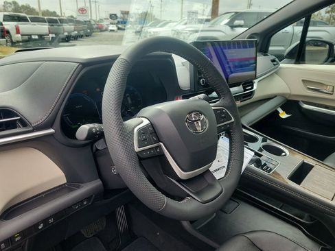 New 2026 Toyota Sienna Platinum image 19