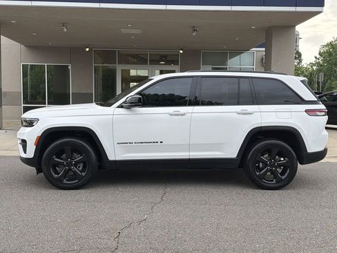 Used 2023 Jeep Grand Cherokee Altitude AWD/4WD image 6