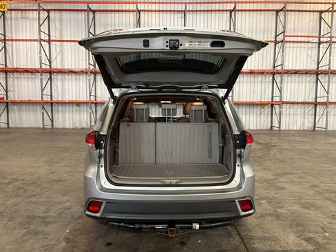 Used 2017 Toyota Highlander Limited image 12