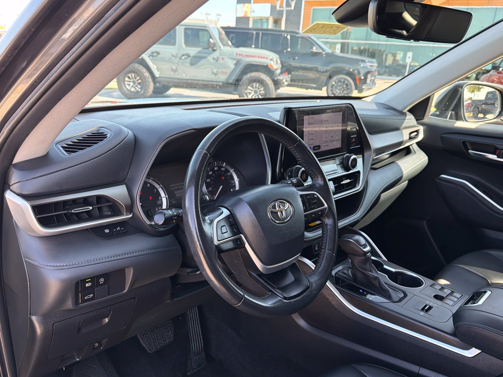 Used 2024 Toyota Highlander XLE FWD image 10