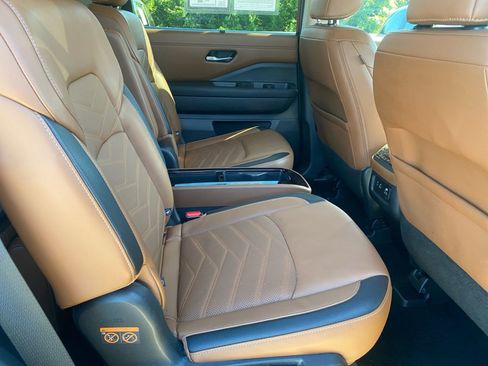 Used 2024 Nissan Pathfinder Platinum AWD/4WD image 33