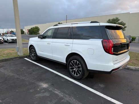 Used 2025 Ford Expedition Platinum image 11