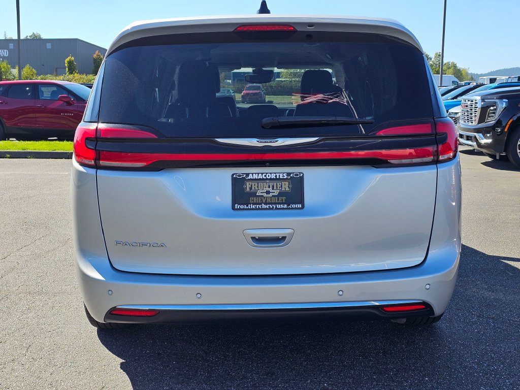 Used 2024 Chrysler Pacifica Touring-L FWD image 4