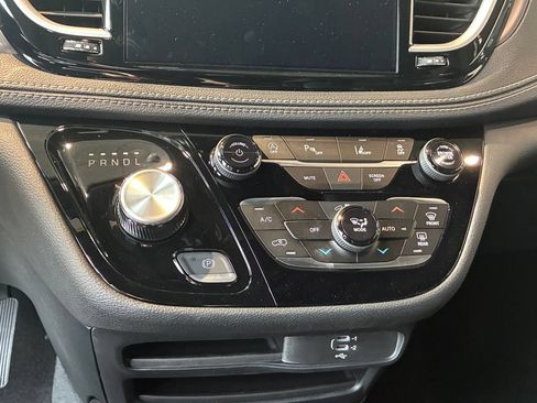 New 2026 Chrysler Pacifica Select AWD/4WD image 26