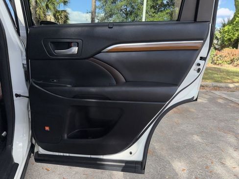 Used 2017 Toyota Highlander Limited Platinum image 22