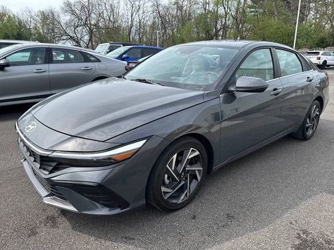 Used 2025 Hyundai Elantra Limited FWD image 5