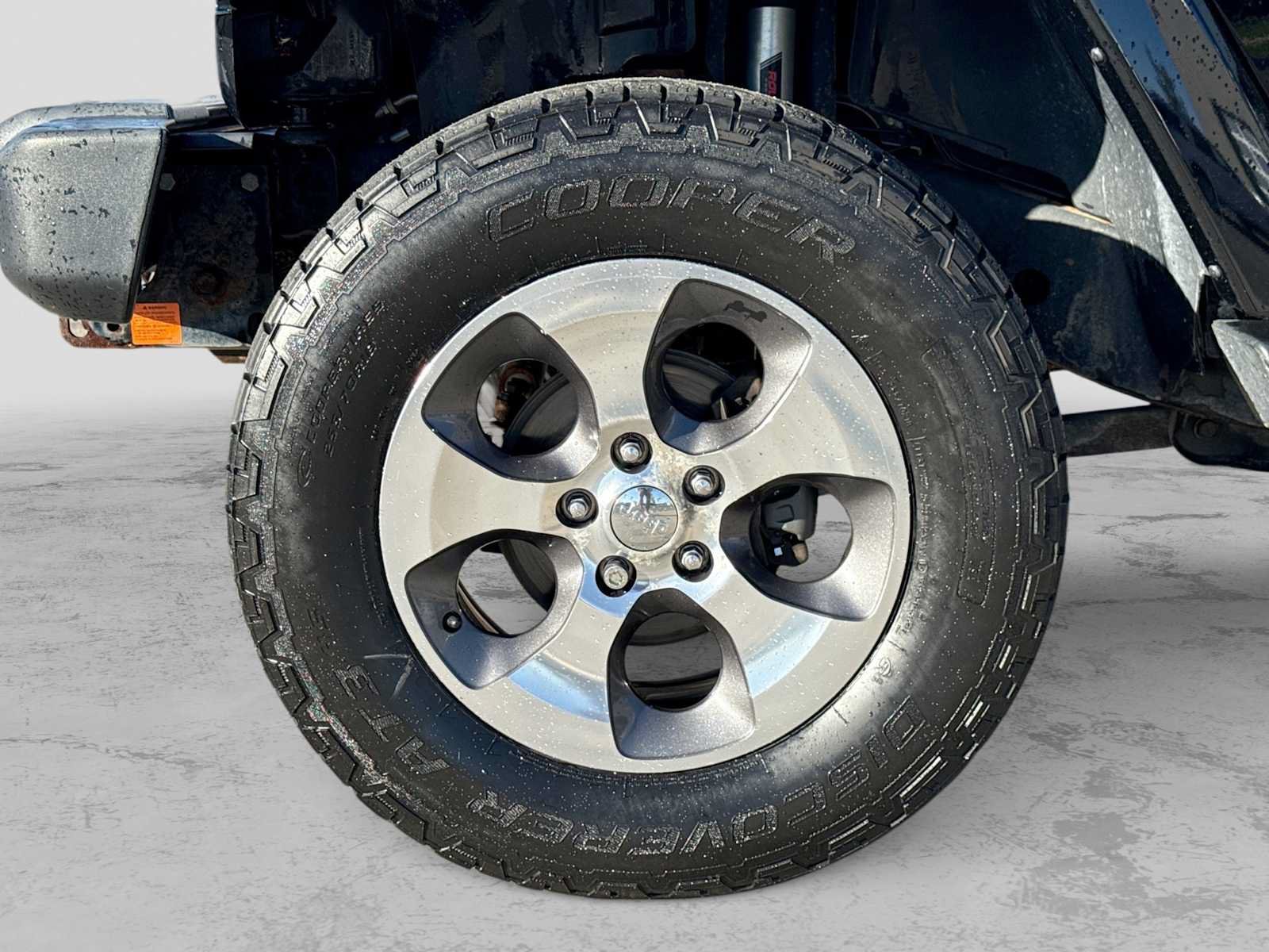 Used 2018 Jeep Wrangler Unlimited Sahara w/ Connectivity Group AWD/4WD image 14