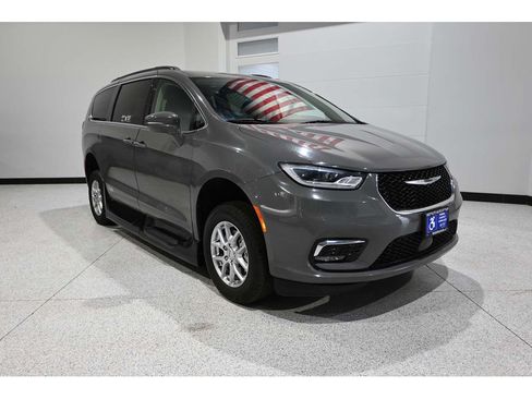 Used 2022 Chrysler Pacifica Touring-L FWD image 3