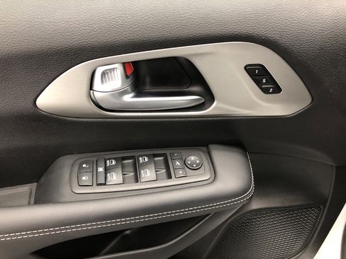 Certified 2024 Chrysler Pacifica Limited w/ S Appearance Package image 18