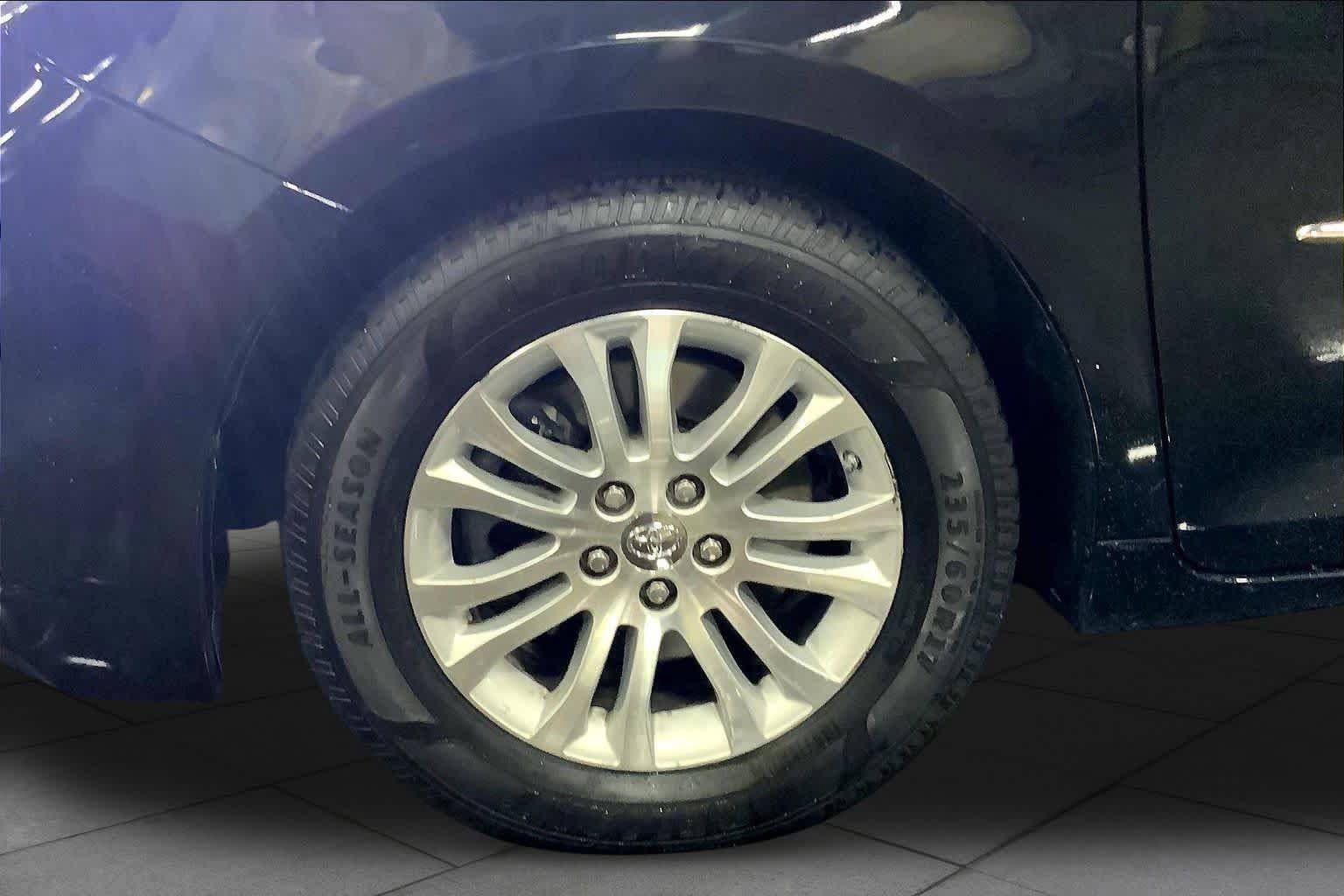 Used 2017 Toyota Sienna XLE FWD image 11