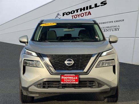 Used 2022 Nissan Rogue SV image 2