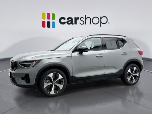 Used 2025 Volvo XC40 B5 Plus AWD/4WD image 1