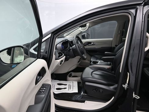 Used 2023 Chrysler Pacifica Touring-L FWD image 17