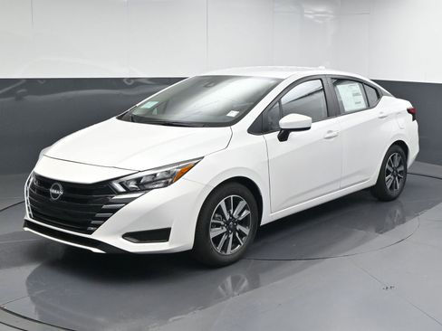 Used 2025 Nissan Versa SV w/ Trunk Package FWD image 3