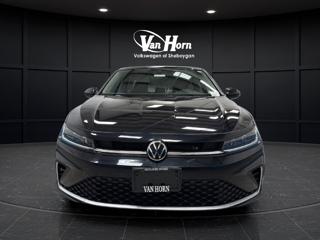 Used 2025 Volkswagen Jetta SE FWD image 2