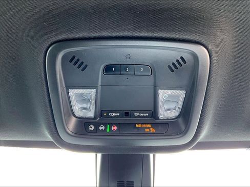 Used 2023 Chevrolet Traverse LT image 23