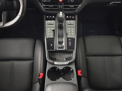 Certified 2026 Porsche Macan AWD/4WD image 22