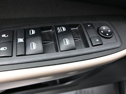 Used 2018 Jeep Cherokee Latitude w/ Altitude Package FWD image 18