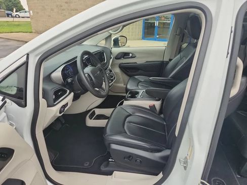 Used 2023 Chrysler Pacifica Touring-L FWD image 8