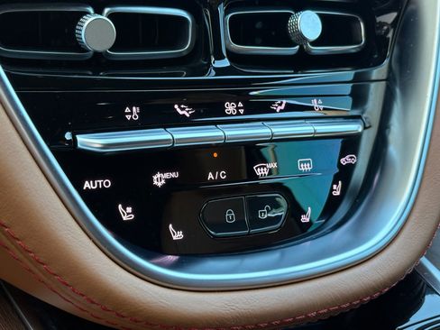 Used 2021 Aston Martin DBX AWD/4WD image 22