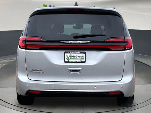 Used 2024 Chrysler Pacifica Touring-L FWD image 5