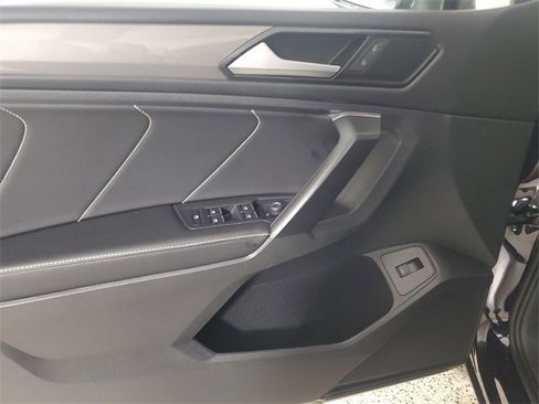 Used 2022 Volkswagen Tiguan SE image 17