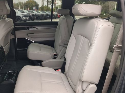 Used 2025 Jeep Wagoneer Series III w/ Premium Group I image 14