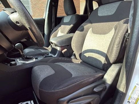 Used 2018 Jeep Cherokee Latitude w/ Safety Group AWD/4WD image 26