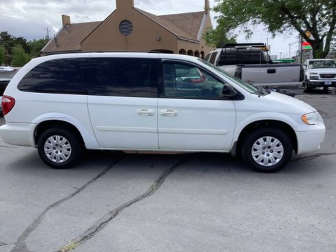 Used 2006 Chrysler Town & Country LX w/ Popular Equipment Group II FWD image 7