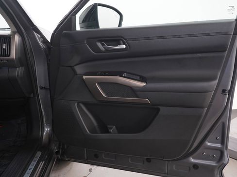 Used 2024 Nissan Pathfinder Platinum AWD/4WD image 10