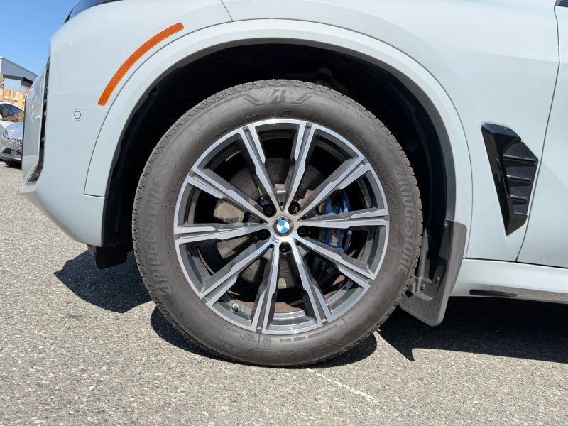 Used 2025 BMW X5 xDrive40i w/ M Sport Package AWD/4WD image 39