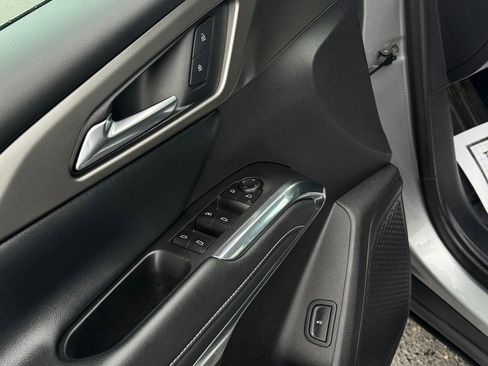 Used 2025 Chevrolet Traverse LT image 20