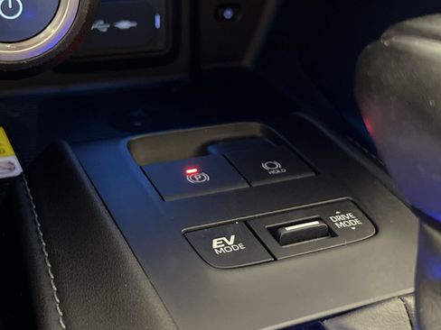 Used 2021 Toyota Venza LE w/ Carpet Mat Package (TMS) image 32