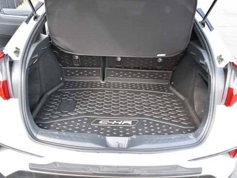 Used 2019 Toyota C-HR XLE FWD image 14