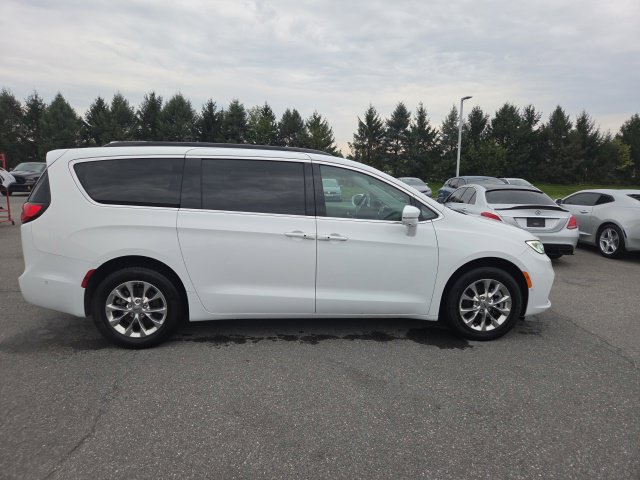 Used 2022 Chrysler Pacifica Touring-L w/ Uconnect Theater Family Group AWD/4WD image 19